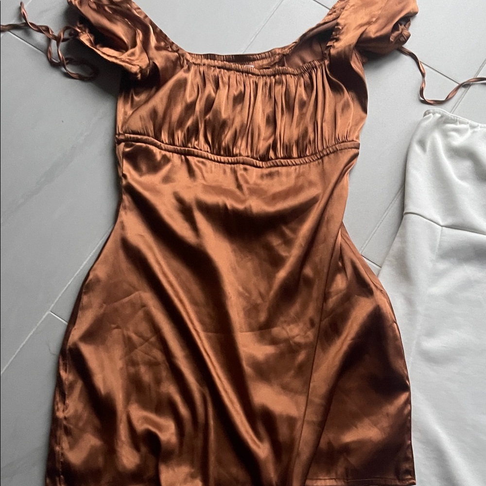 DRESSES - Picture 3 of 5